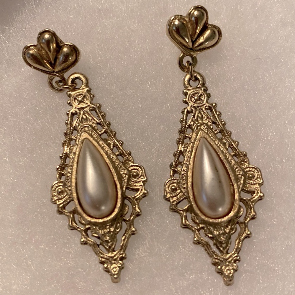 Beautiful vintage gold pearl earrings!